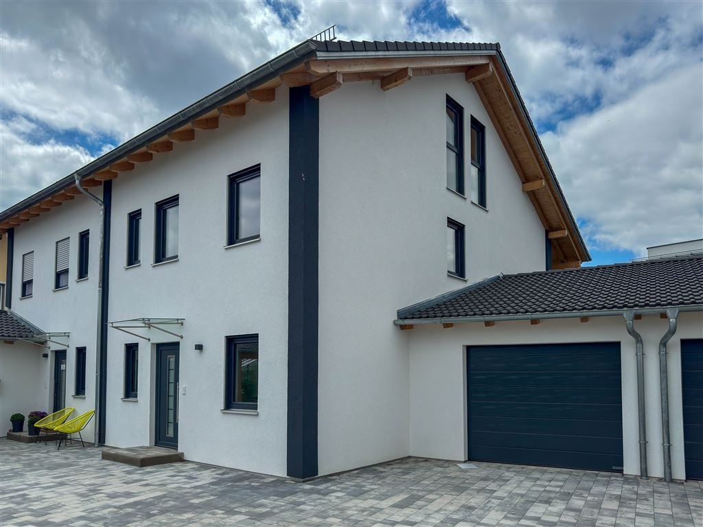 Anischt mit Garage