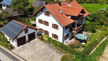 Schönes Zweifamilienhaus mit ausgebautem Dachgeschoss im Außenbereich, 84561 Mehring, Zweifamilienhaus