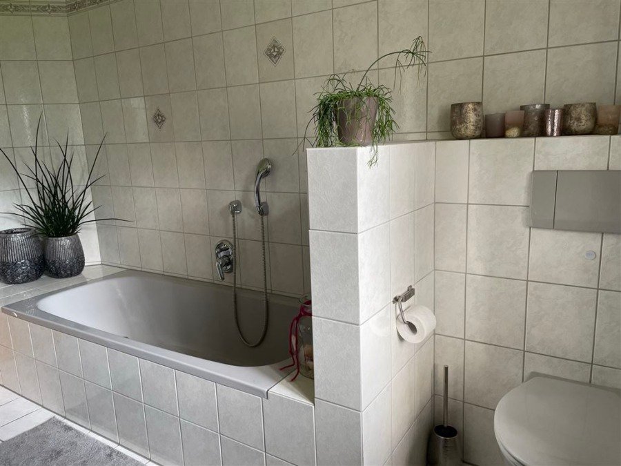 OG Badezimmer mit WC und Dusche III