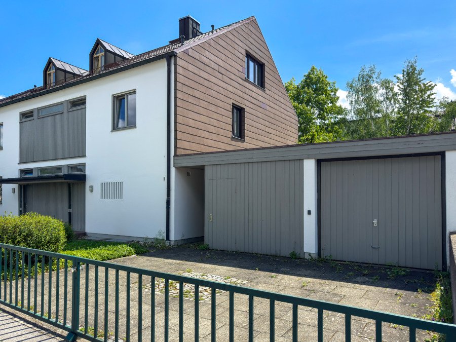 Garage mit Fahrradschuppen und weitere Stellplätze