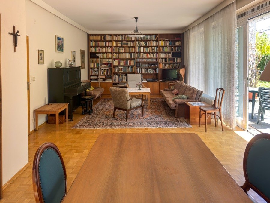 Hauptwohnung EG: Essbereich mit Blick auf das Wohnzimmer