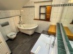 Badezimmer mit Wanne und Dusche 3. OG - Charmantes Altstadthaus mit drei Wohnungen und einzigartigem Garten