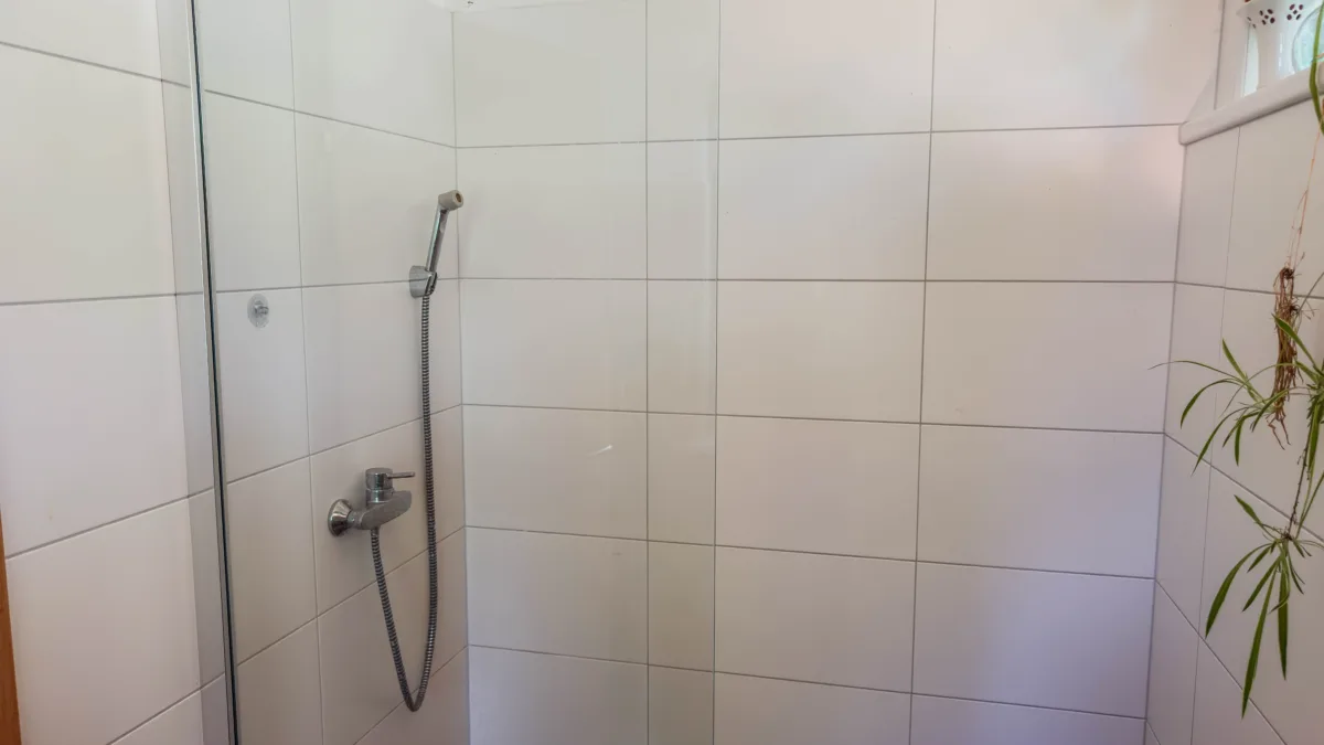 Dusche im Nebengebäude