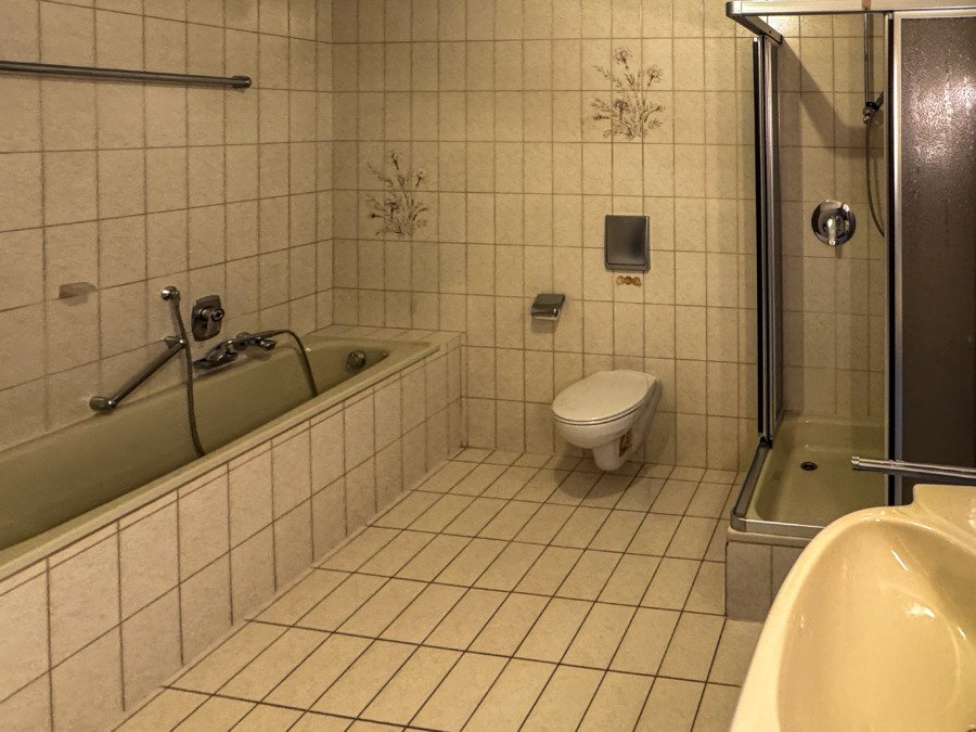 Badezimmer mit Badewanne und WC