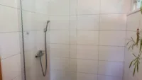 Dusche im Nebengebäude