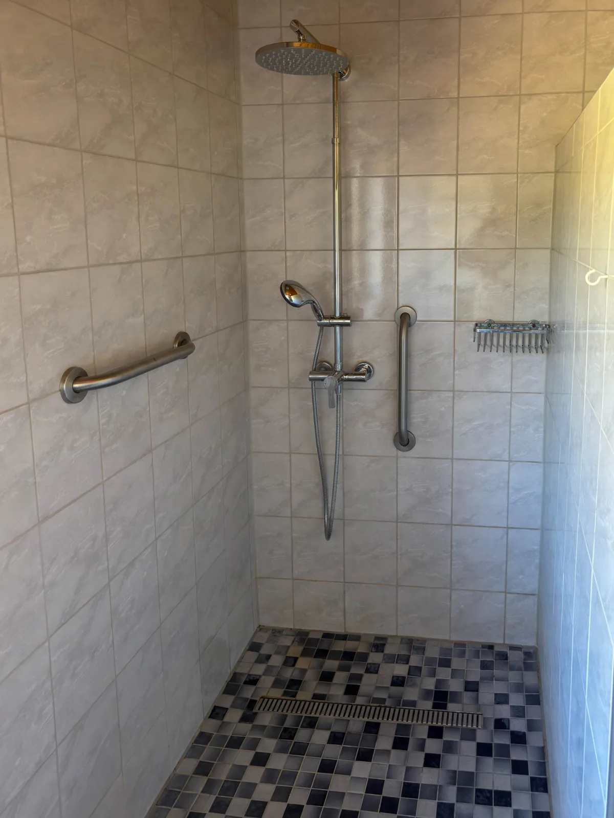 Dusche im Badezimmer