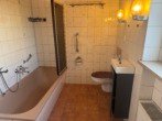 EG Badezimmer - Mehrfamilienhaus mit drei Wohneinheiten, PV-Anlage und Entwicklungspotenzial