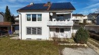 Frontansicht - Mehrfamilienhaus mit drei Wohneinheiten, PV-Anlage und Entwicklungspotenzial