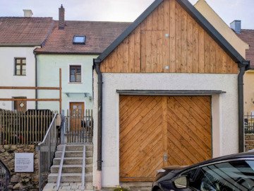 Charmantes Stadthaus mit Ensemble-Schutz, Garage und ausgebautem Dachgeschoss in bester Zentrumslage, 92536 Pfreimd, Einfamilienhaus
