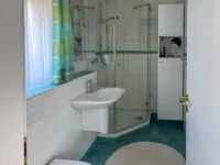 Badezimmer mit Zugang vom Schlafzimmer