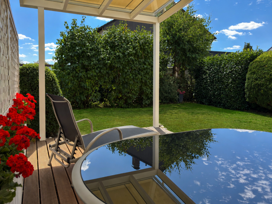 Terrasse mit Sonnenmarkise